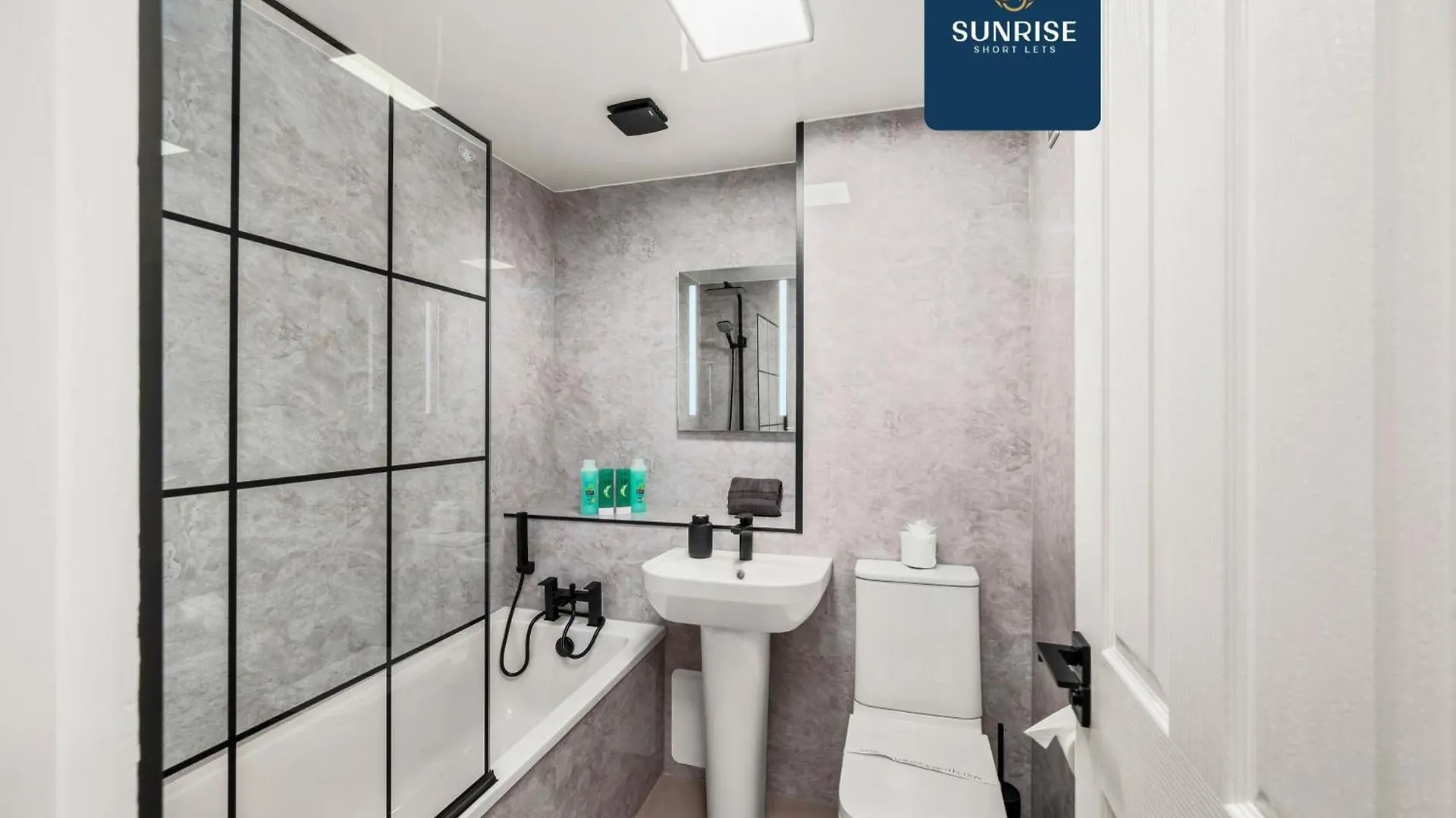 Prázdninový dům Baffin Townhouse - 3 Bedrooms With 4 Beds, Newly Refurbished, Fully Equipped, Free Parking, Amazing Views - Long Stays Available And Price Match Gaurantee By Sunrise Short Lets Dundee