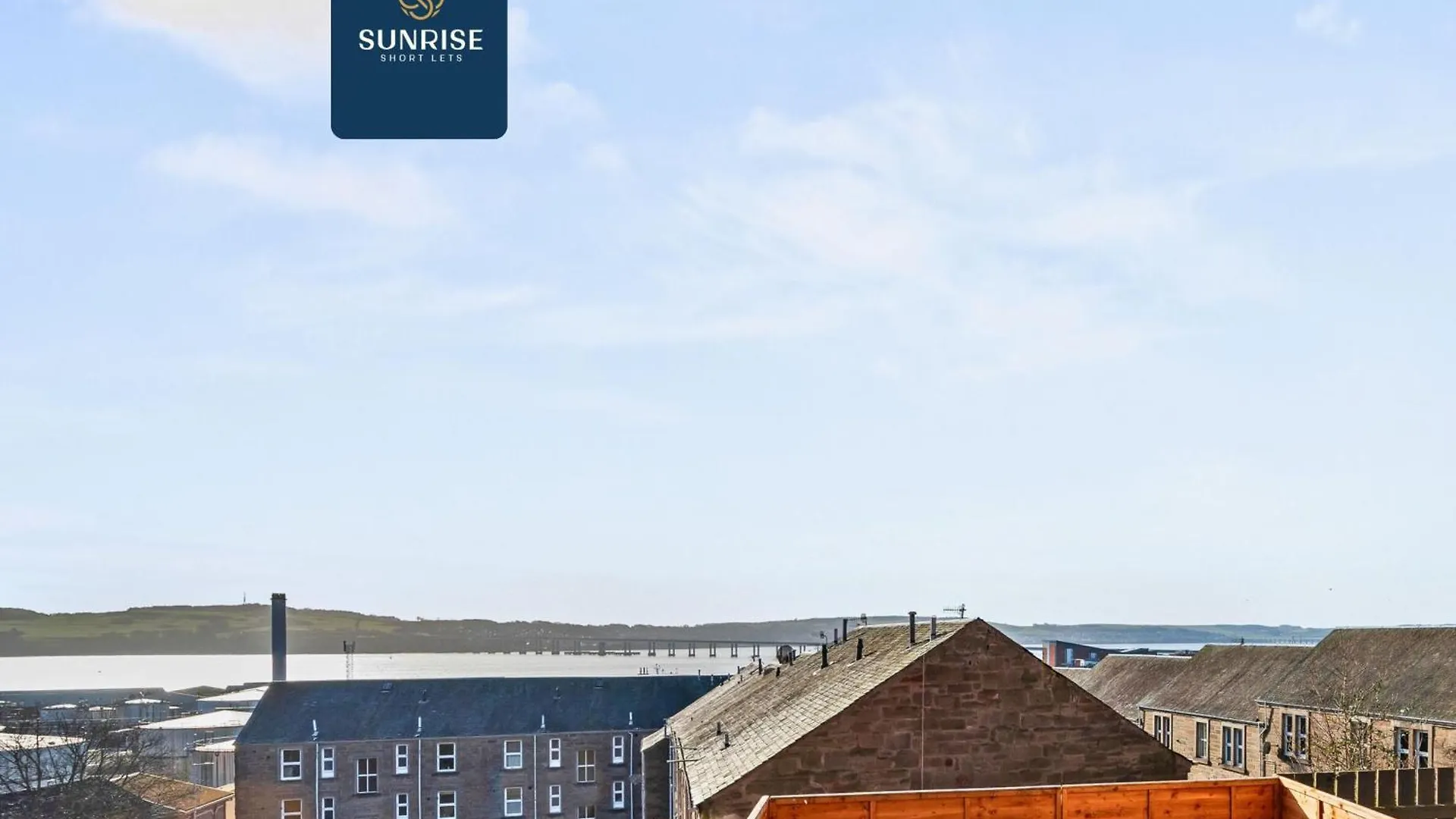 Baffin Townhouse - 3 Bedrooms With 4 Beds, Newly Refurbished, Fully Equipped, Free Parking, Amazing Views - Long Stays Available And Price Match Gaurantee By Sunrise Short Lets Dundee