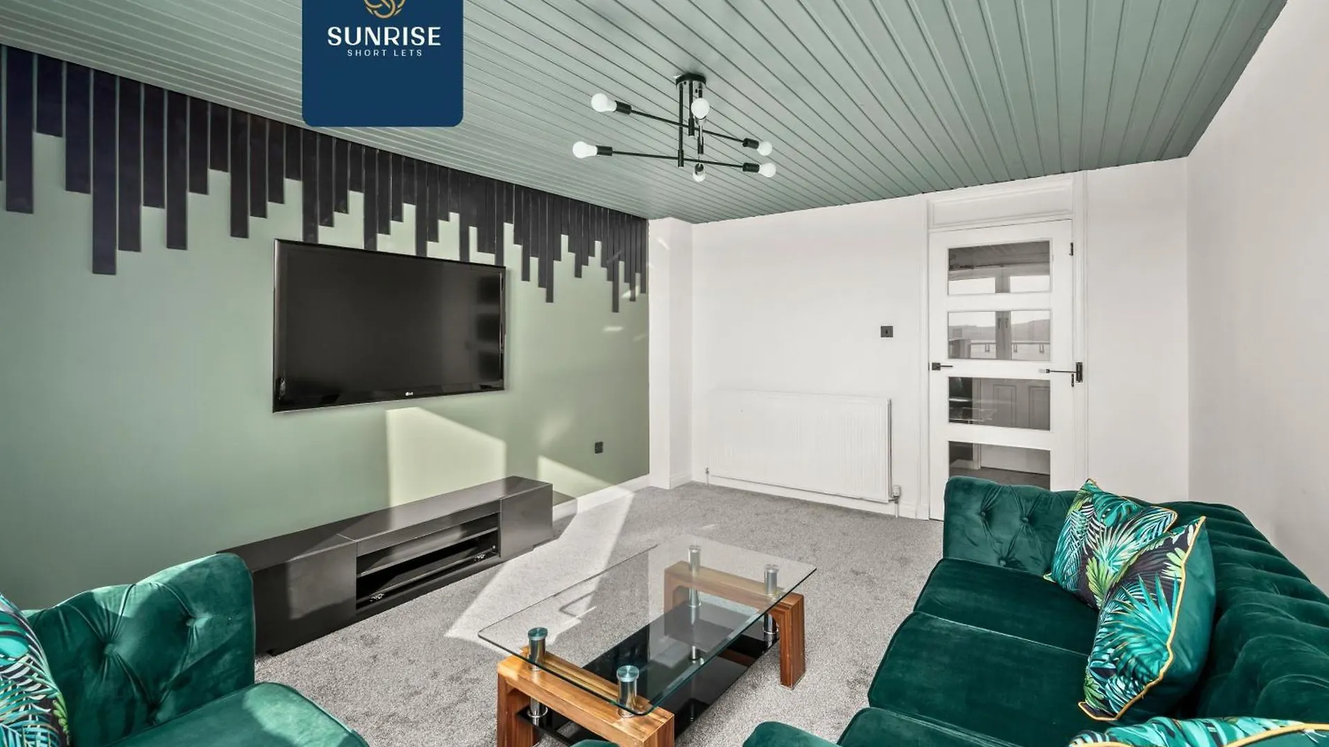 Baffin Townhouse - 3 Bedrooms With 4 Beds, Newly Refurbished, Fully Equipped, Free Parking, Amazing Views - Long Stays Available And Price Match Gaurantee By Sunrise Short Lets Dundee