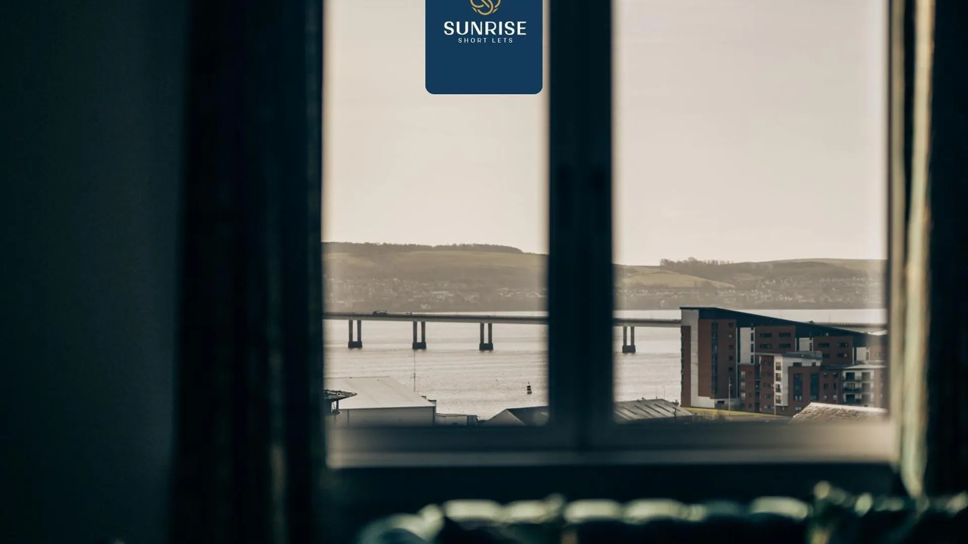 Baffin Townhouse - 3 Bedrooms With 4 Beds, Newly Refurbished, Fully Equipped, Free Parking, Amazing Views - Long Stays Available And Price Match Gaurantee By Sunrise Short Lets Dundee