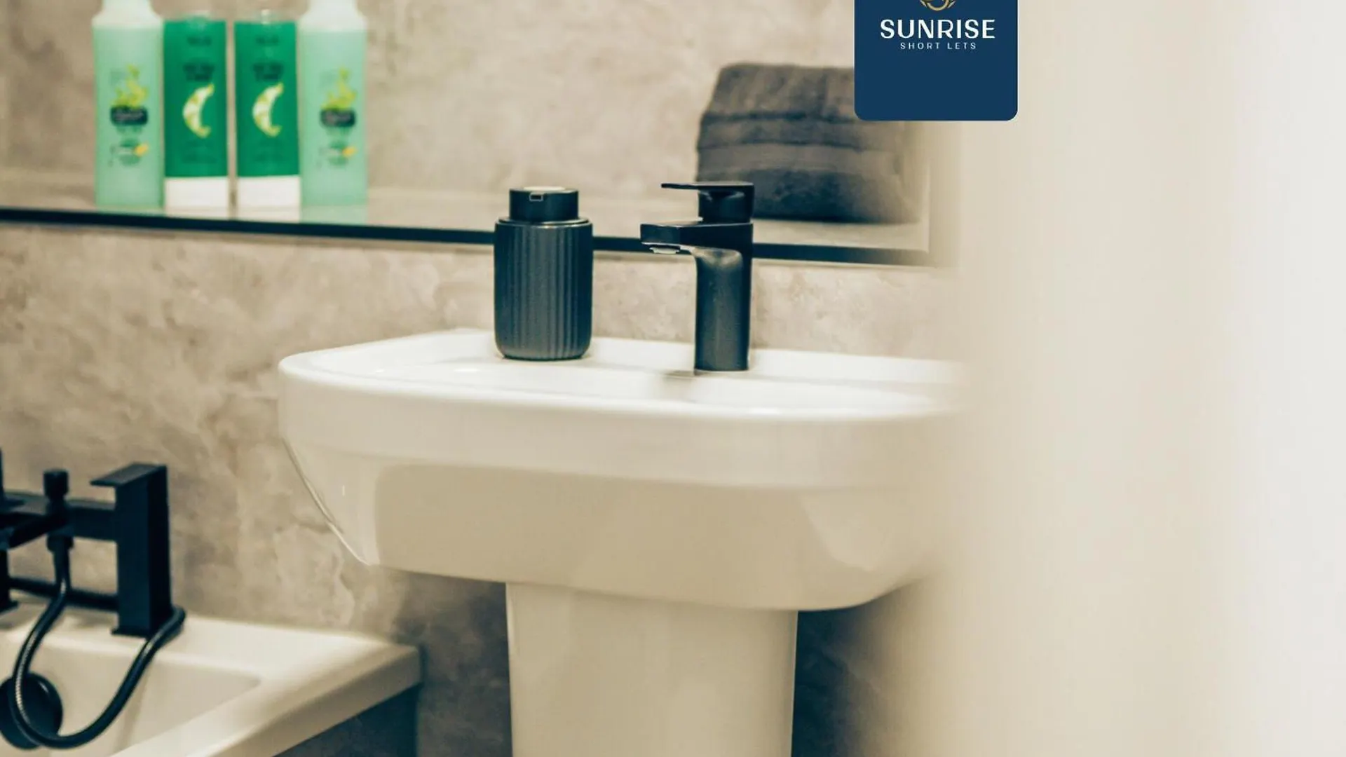 Baffin Townhouse - 3 Bedrooms With 4 Beds, Newly Refurbished, Fully Equipped, Free Parking, Amazing Views - Long Stays Available And Price Match Gaurantee By Sunrise Short Lets Dundee