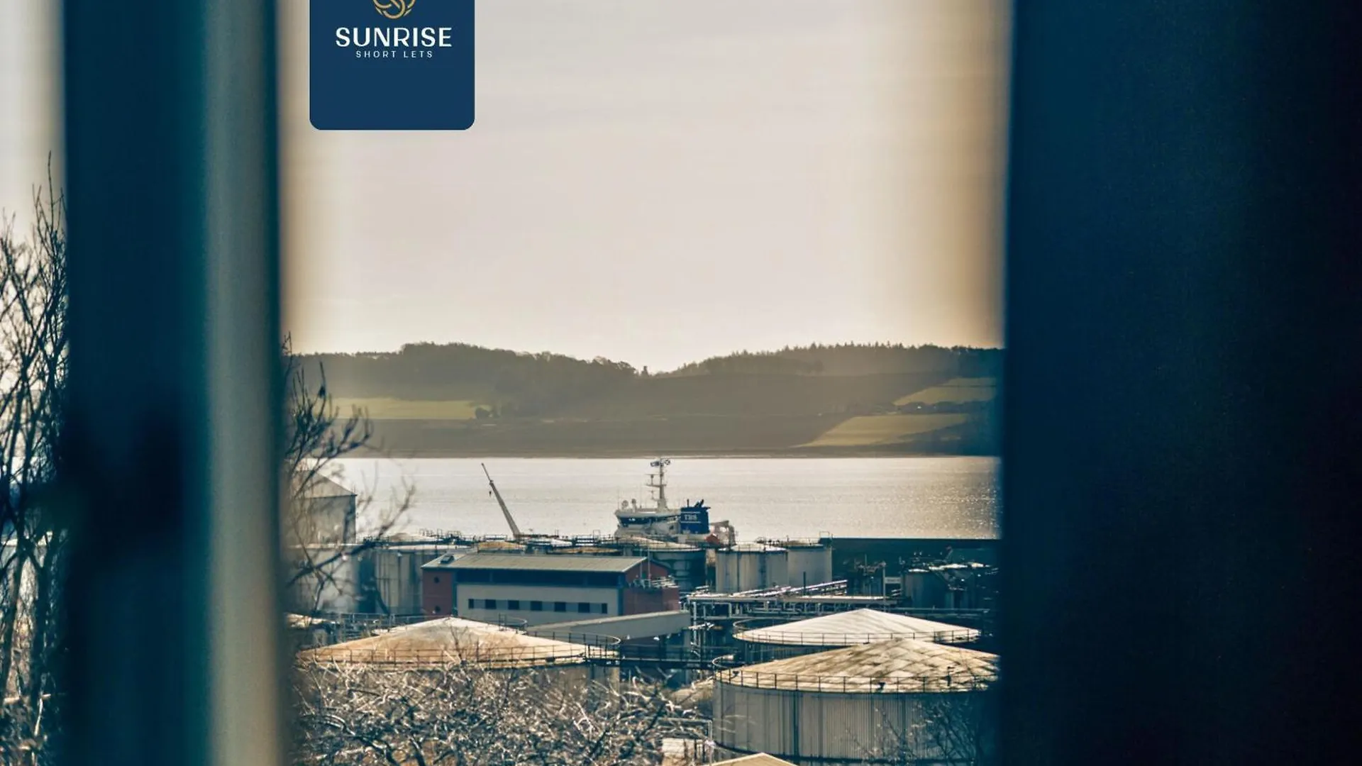 Baffin Townhouse - 3 Bedrooms With 4 Beds, Newly Refurbished, Fully Equipped, Free Parking, Amazing Views - Long Stays Available And Price Match Gaurantee By Sunrise Short Lets Dundee United Kingdom