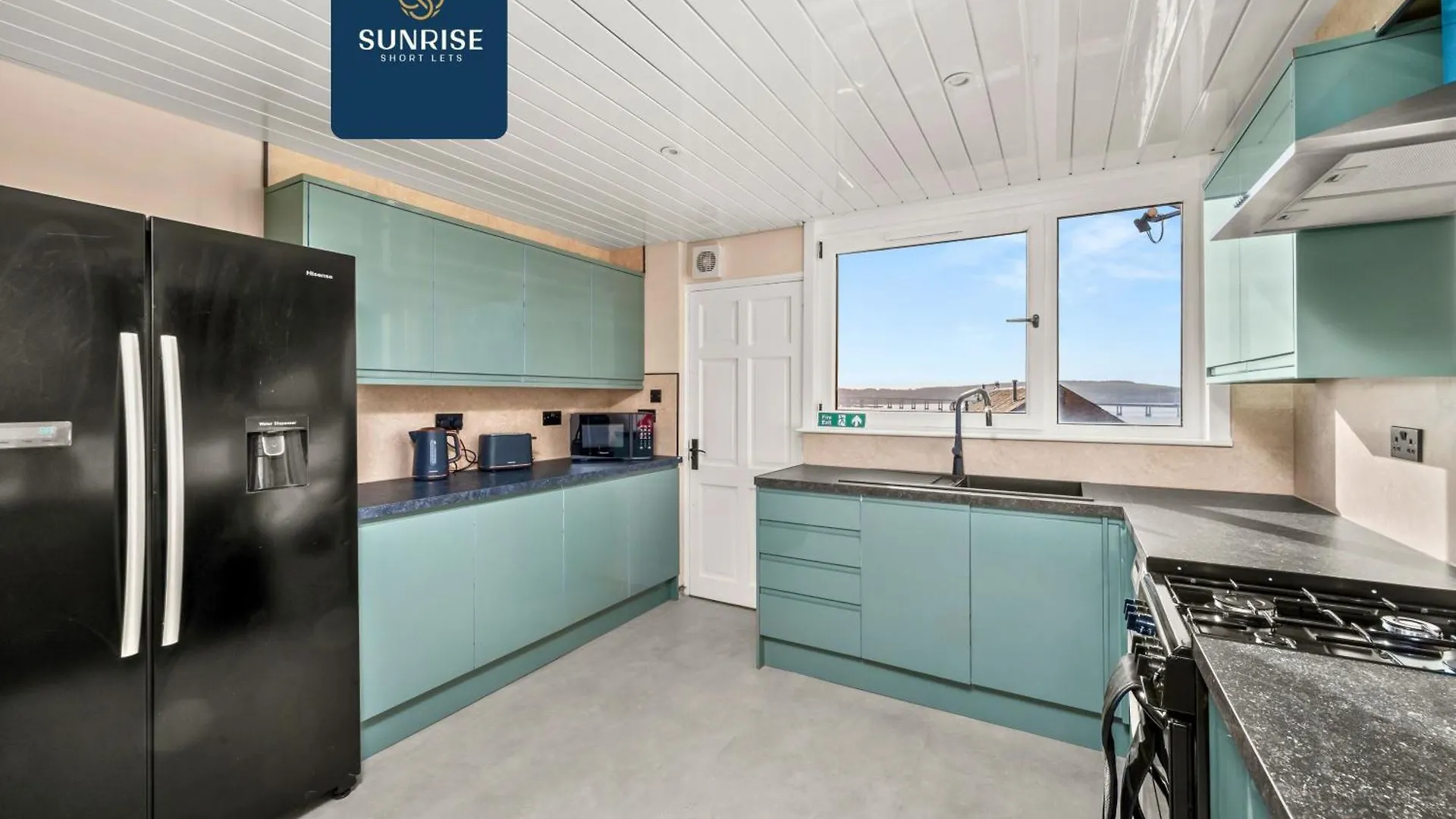 Baffin Townhouse - 3 Bedrooms With 4 Beds, Newly Refurbished, Fully Equipped, Free Parking, Amazing Views - Long Stays Available And Price Match Gaurantee By Sunrise Short Lets Dundee Holiday home