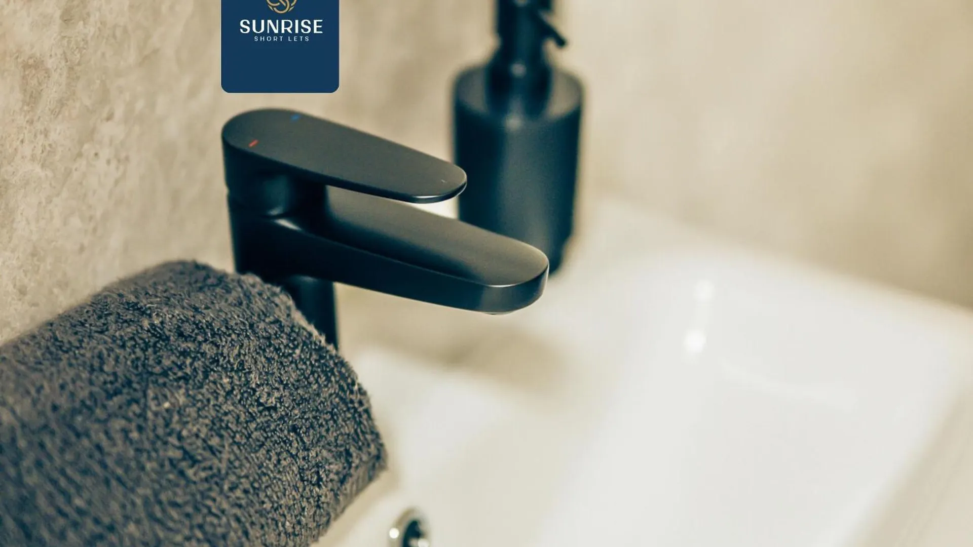 Baffin Townhouse - 3 Bedrooms With 4 Beds, Newly Refurbished, Fully Equipped, Free Parking, Amazing Views - Long Stays Available And Price Match Gaurantee By Sunrise Short Lets Dundee 0*,