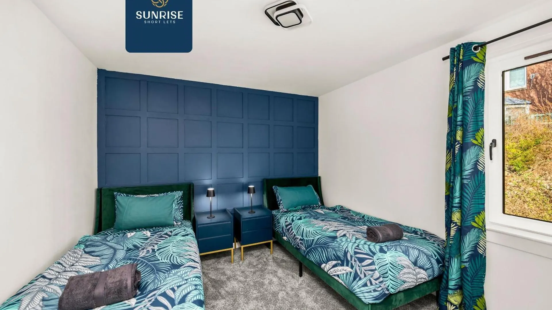 Baffin Townhouse - 3 Bedrooms With 4 Beds, Newly Refurbished, Fully Equipped, Free Parking, Amazing Views - Long Stays Available And Price Match Gaurantee By Sunrise Short Lets Dundee Holiday home